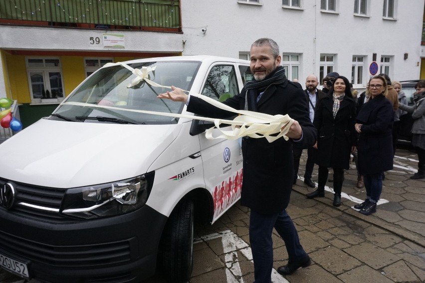 We wtorek samochód został uroczyście przekazany i...