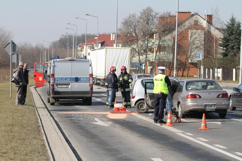 Wrocław: Wypadek na Maślicach. Dwie kobiety zostały ranne (ZDJĘCIA)