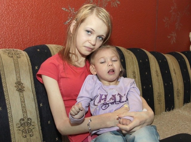 Eliza od dwóch lat nie wychodzi na dwór. Uniemożliwia jej to nieuleczalna choroba. Na zdjęciu z córeczką Nikolą.