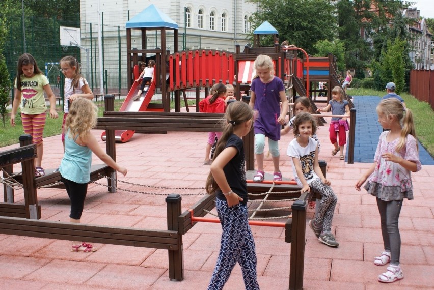 Wakacje 2016 na raciborskich osiedlach. Dzieci grają i...