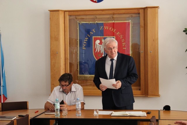 Wtorkowemu spotkaniu  przewodniczyli (od lewej): wicestarosta zwoleński Jarosław Popczyński oraz starosta Stefan Bernaciak.