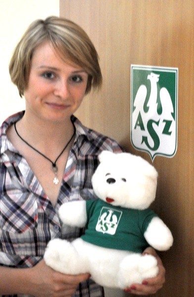 Agata Durajczyk, libero AZS-u, z misiem, który obecnie pełni rolę maskotki