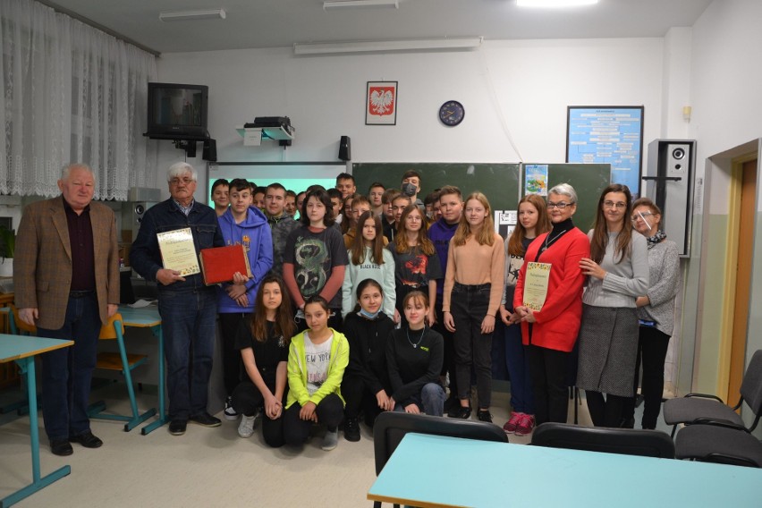 Poetycko-historyczne spotkanie w Szkole Podstawowej w Rogowie [ZDJĘCIA]