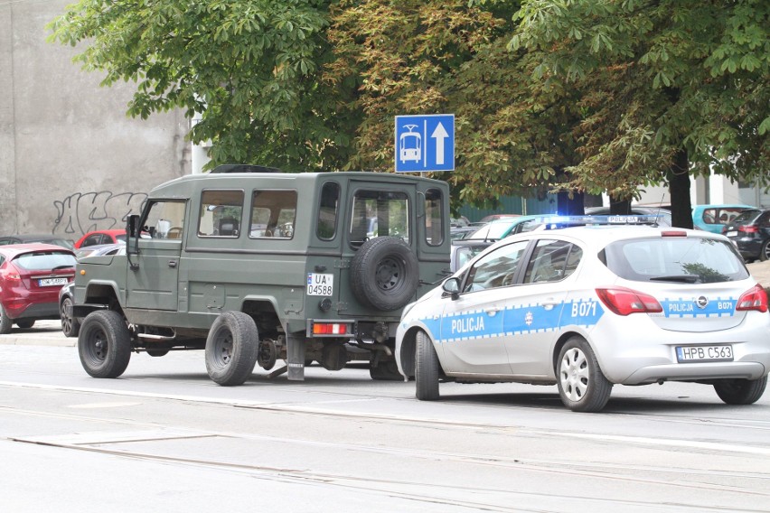 Wrocław: Audi staranowało wojskowego honkera