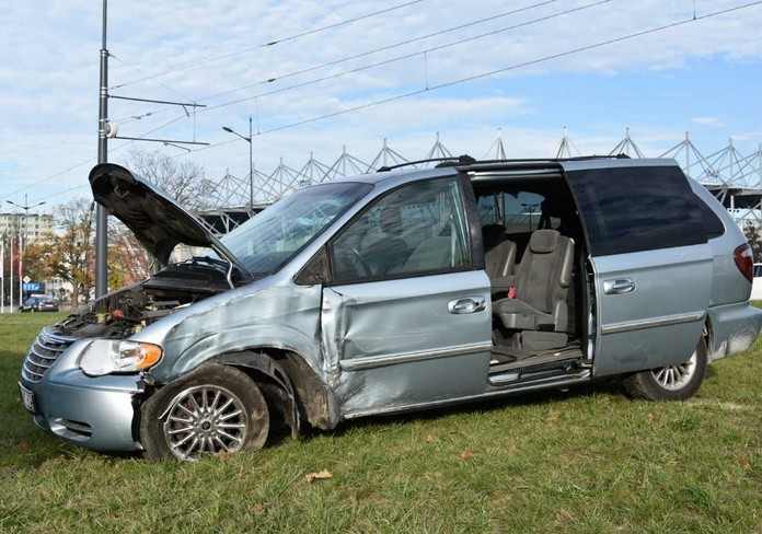 Wypadek na al. Piłsudskiego. Kierowca miał atak padaczki, samochód uderzył w słup [zdjęcia]