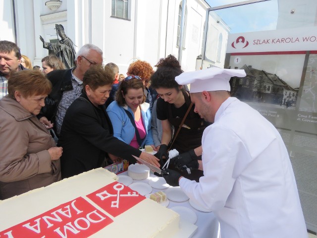 Barwne i wesołe urodziny papieskiego muzeum w Wadowicach. W południe częstowano mieszkańców tortem