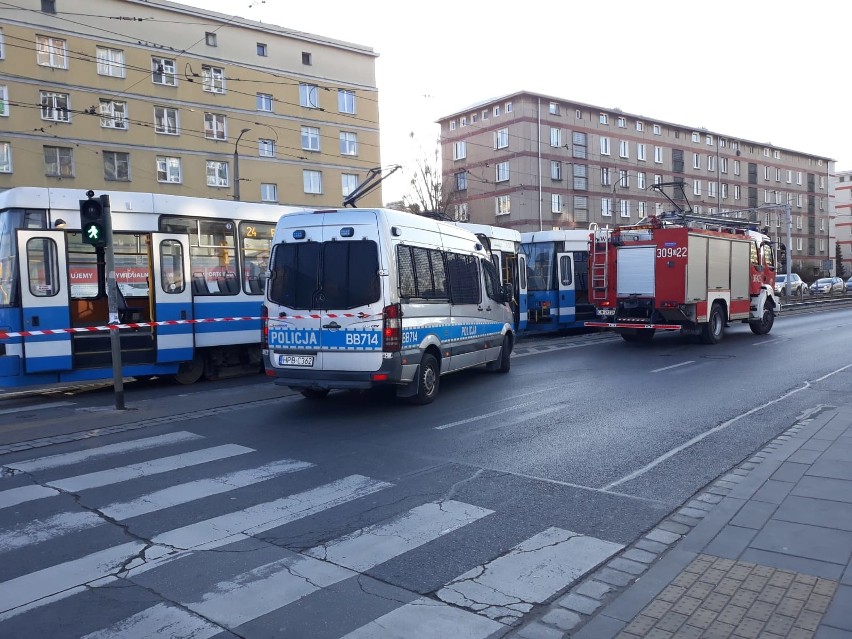 Tramwaj potrącił kobietę na ul. Grabiszyńskiej. Wytyczono objazdy