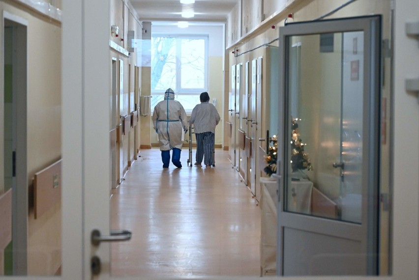 Bohaterowie czasów pandemii, odcinek 5. W szpitalu w Busku-Zdroju. Pacjent: "Było ciężko ale miałem wokół siebie aniołów". Zobaczcie film