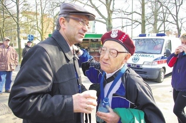 Ryszard Kaliciński (z lewej) i jednym z najbardziej ekscentrycznych uczestników Biegu Zaślubin, najstarszym maratończykiem w Polsce, Janem Niedźwieckim.