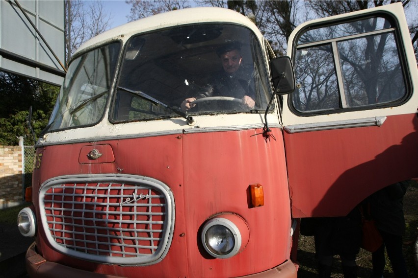 Rok 2014. Tomasz Surowiec w zabytkowym już autobusie Jelcz,...