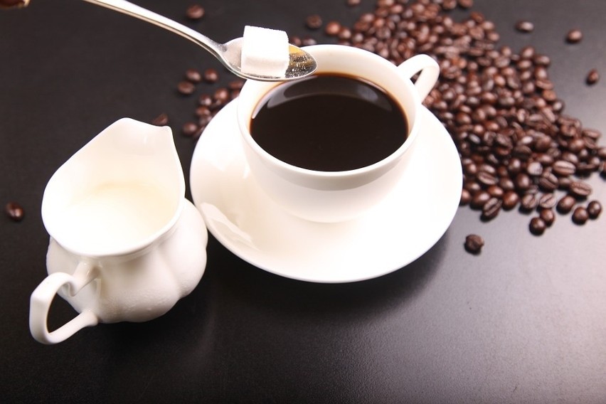 Kawa to pobudzający napój, który znajduje się na porannej...