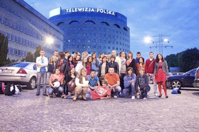 Młodzież z Zespołu Szkół Ponadgimnazjalnych numer 1 w Jędrzejowie przed budynkiem Telewizji Polskiej w Warszawie.