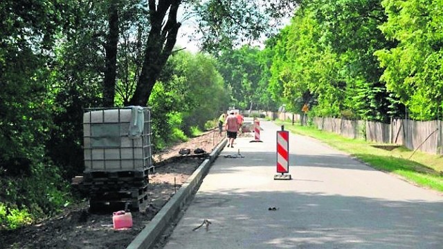 Od Suchej do Kamienia budowany jest chodnik o szerokości 2,5 metra. Będą z niego korzystać piesi i rowerzyści.