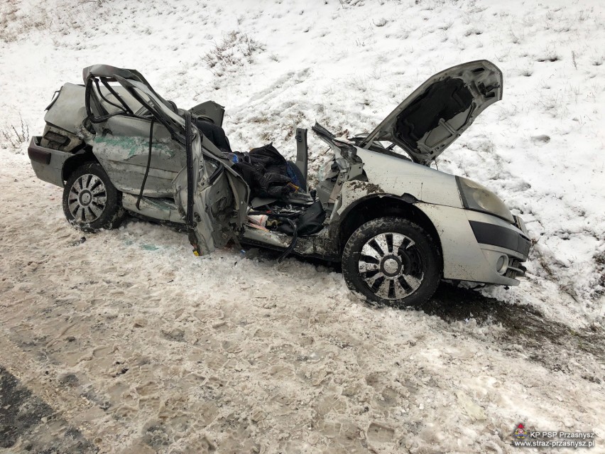 Wypadek na DK57. Tragiczne zderzenie renault i autokaru w Oględzie [ZDJĘCIA]