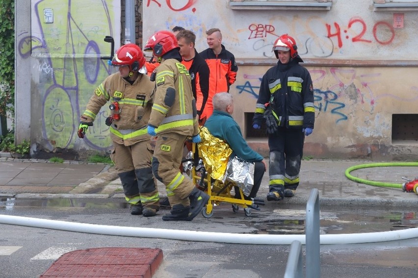 Wybuch gazu w kamienicy przy ul. Worcella we Wrocławiu. Jedna osoba nie żyje, 4 są ranne. Zobaczcie zdjęcia