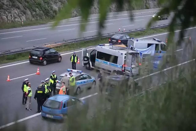 Wypadek na A4. Kobieta rzuciła się z kładki na autostradę. Zginęła na miejscu