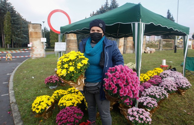 Pani Katarzyna (na zdj.) handluje chryzantemami już 20 lat. Nie spodziewała się takiego ciosu od rządu, na który sama zagłosowała.