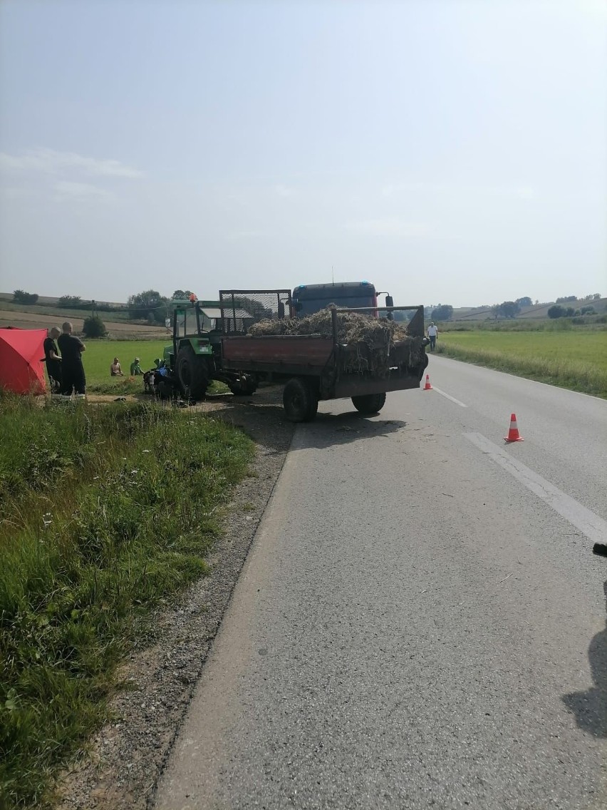 Tragiczny wypadek w Rosiejowie. Motocyklista zderzył się z ciągnikiem rolniczym. Nie przeżył