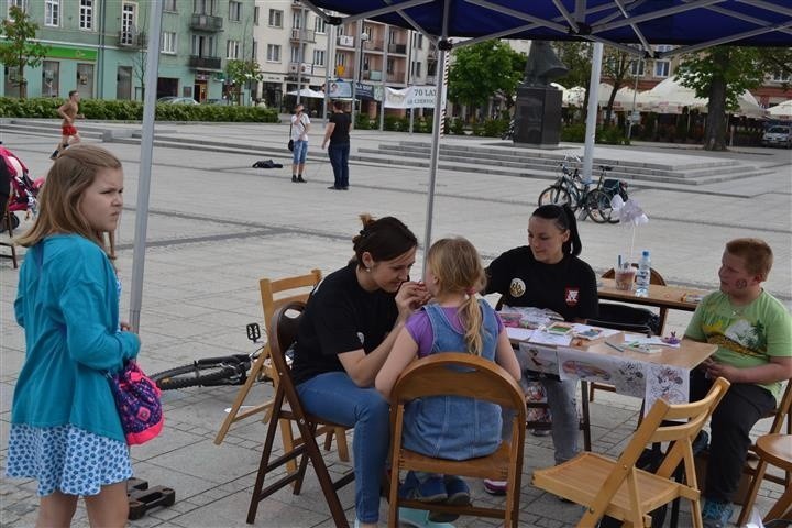 Najmłodsi na Placu Biegańskiego mogą pograć w siatkówkę i...