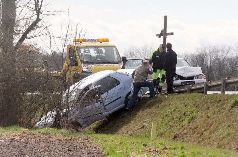 Wypadek w Bielanach Wrocławskich. Zderzyły się trzy auta. Jedno w rowie (ZDJĘCIA)