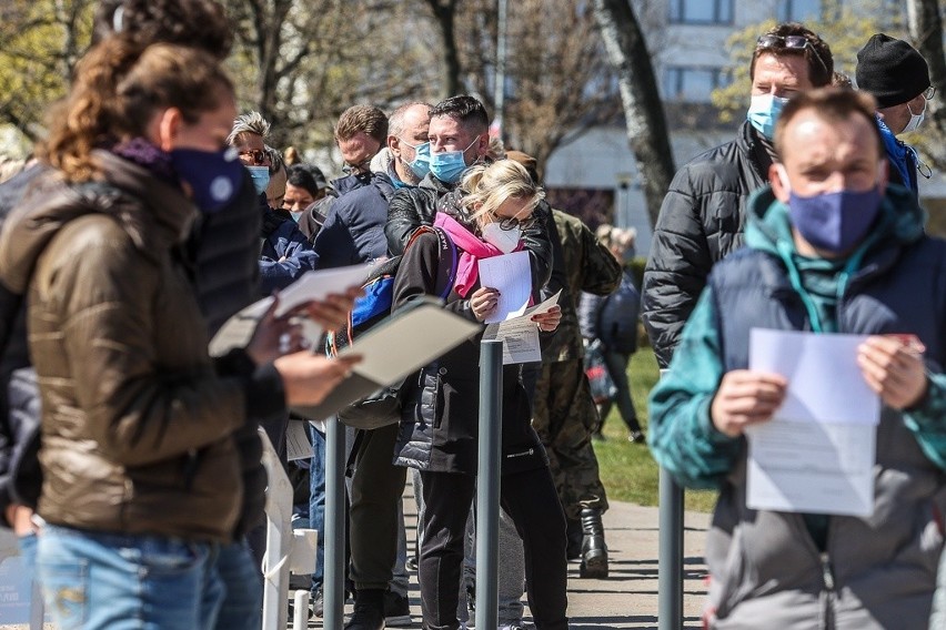 Setki osób w kolejce po szczepienie w mobilnym punkcie szczepień w Gdyni. Nie ma już miejsc, następne dopiero jutro. Zdjęcia, wideo