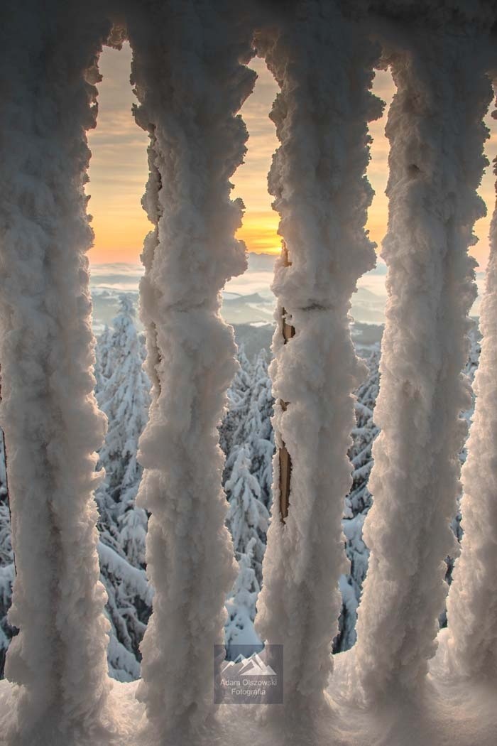 Kraina lodu na Radziejowej. Tam to jest zima. Wieża widokowa skuta lodem. Widoki są niesamowite. Zobacz zdjęcia 