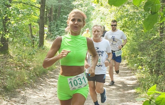 W Zagnańsku odbyła się dziś kolejna edycja biegów z cyklu Cross Run. - Rywalizacja była emocjonująca, trasa malownicza, pogoda dopisała. Cieszy też to, że była też grupa nowych zawodników. Kolejna impreza z cyklu Cross Run odbędzie się w sierpniu w Baćkowicach, już teraz serdecznie zapraszam. A jutro, 20 lipca, w Zagnańsku odbędzie się MTB Cross Maraton - powiedział współorganizator Jacek Wiatrowski ze stowarzyszenia Biegacz Świętokrzyski. Trasa w Zagnańsku liczyła ponad 11 kilometrów. Wyniki: mężczyźni: 1. Tomasz Gawroński (Autodeal Jędrzejów) - 47,37, 2. Jerzy Kloczkowski - 47,47, 3. Zenon Stępień (Mechanik i Przyjaciele) - 49,06; 1. Agnieszka Nawrot (Daniel Wosik Team) - 56,11, 2. Wioleta Jończyk (Urodzony Biegacz) - 1.01,51, 3. Anna Sadza - 1.04,40.    (dor)ZOBACZ TAKŻE: Flesz – nowy kodeks drogowyŹródło: vivi24