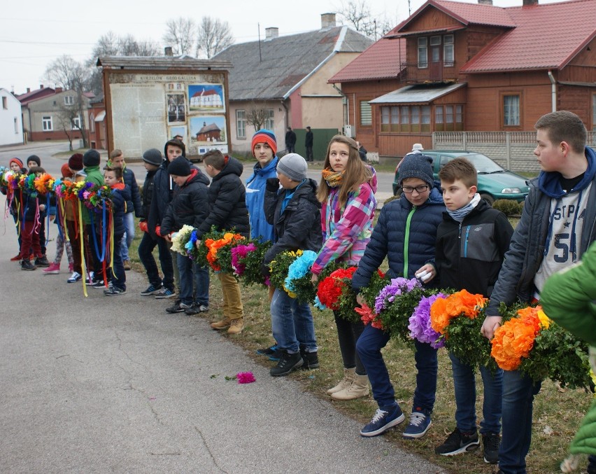 Młodzież ze szkoły w Kurzelowie przyniosła do kościoła...