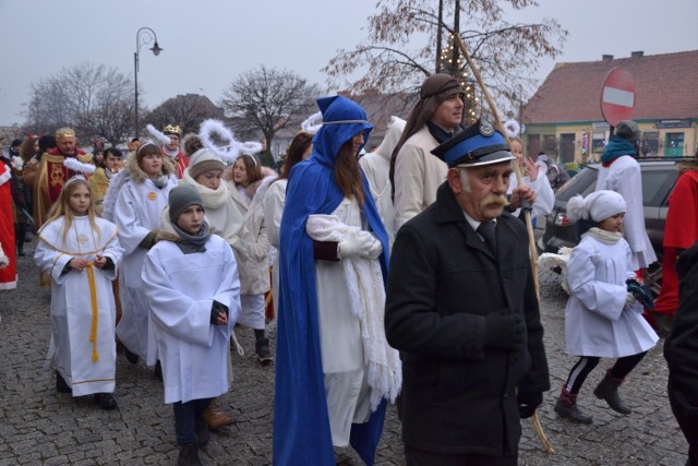Odkąd 6 stycznia jest dniem wolnym od pracy w wielu miejscowościach organizowane są Orszaki Trzech Króli, by radośnie świętować dzień Objawienia Pańskiego. Święto to kończy okres Bożego Narodzenia, a w kościołach święci się kredę i mirrę.W wielu miejscowościach, nawet stosunkowo niewielkich, organizowane są uliczne parady. Ta tradycja została zapożyczona z Hiszpanii, gdzie takie marsze odbywają się w przeddzień Objawienia Pańskiego. W tym dniu wieczorem hiszpańskie dzieci otrzymują prezenty, bo przynoszą je Trzej Królowie. W Lipnie wyruszono po południu z placu Dekerta. Orszak zgromadził wielu mieszkańców. Największą frajdę miały dzieci, bo te uliczne jasełka naprawdę działają na wyobraźnię. W orszaku nie zabrakło młodzieżowej drużyny pożarniczej z lipnowskiej Ochotniczej Straży Pożarnej.Barwny korowód przeszedł ulicami miasta aż do kościoła Bł. Bpa M. Kozala. Rozbrzmiewały kolędy i było bardzo radośnie. Najważniejsze, że nie było zbyt zimno.