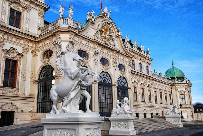 Do najpopularniejszych atrakcji w Wiedniu należą: Katedra...