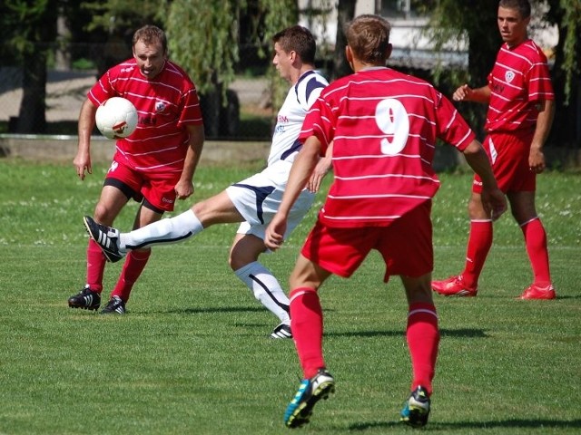 Cosmos Nowotaniec (na czerwono) pokonal w debiucie w IV lidze Zurawianke Zurawica 3-2, po golu w ostatniej minucie z rzutu karnego.