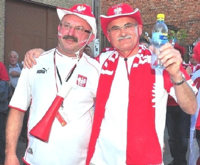 Wójt Wiesław Skop (z prawej) wymyślił Strefę Kibica UEFA 2012 w Pacanowie i z pasją dopinguje polską reprezentację.