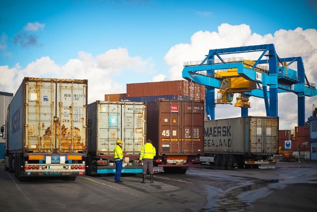 Po rozpoczęciu agresji zbrojnej na Ukrainę wiele firm zdecydowało o wycofaniu się z Federacji Rosyjskiej. Wśród nich: największy przewoźnik kontenerowy Maersk. Zdjęcie ilustracyjne