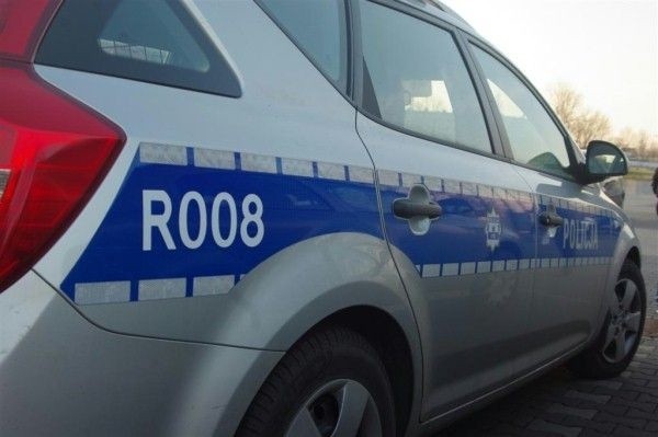 Na ulicy Mierosławskiego w Bytowie kierowca Peugeota podczas cofania nie zachował szczególnej ostrożności i uderzył w stojącego za nim Volkswagena.