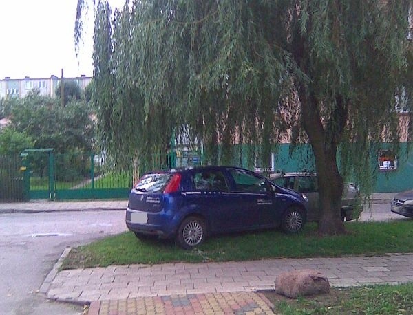 Fiat zaparkowany przy ulicy Łąkowej