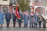 W Pucku 103. rocznica Zaślubin Polski z morzem. Na Starym Rynku pojawiła się 103-metrowa flaga. ZDJĘCIA