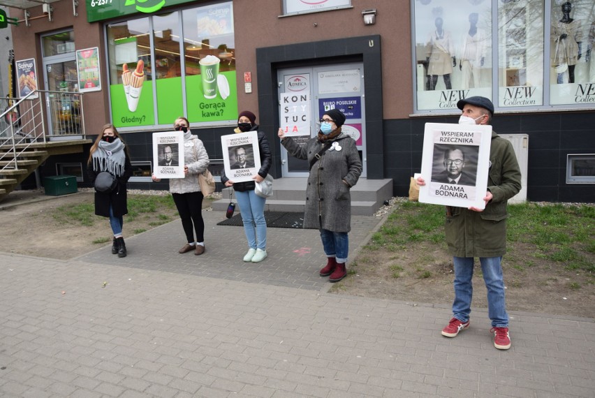 Stargard murem za Bodnarem - akcja Obywateli Stargard i Ogólnopolskiego Strajku Kobiet. Policja spisała za naklejki na drzwiach biura PiS