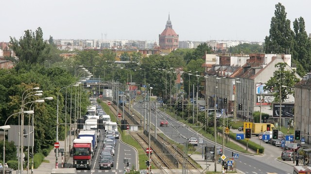 Obwodnica śr&oacute;dmiejska (tu na odcinku al. Hallera) jest jedną z ważniejszych dr&oacute;g w mieście. Prowadzi od ul. Żmigrodzkiej przez most Milenijny, Na Ostatnim Groszu, Klecińską, Hallera i Armii Krajowej aż do Krakowskiej. Nie tworzy jednak pełnego koła i być może nigdy nie będzie. Otwarcie m&oacute;wił o tym w ubiegłym roku wiceprezydent miasta Maciej Bluj. W magistracie nikt nie myśli o zamykaniu obwodnicy. Od południa ma się ona kończyć na Alei Wielkiej Wyspy, z kolei od p&oacute;łnocy na razie na ul. Żmigrodzkiej. Odcinek od Żmigrodzkiej do Kamieńskiego może zacząć powstawać najwcześniej w 2020 roku, o ile Unia da nam na to pieniądze. Projekt na ten odcinek jest gotowy od wielu lat, a działkowcom wypłacono już odszkodowania, tylko że nic w tej sprawie się nie dzieje. O odcinku Kamieńskiego &ndash; Krzywoustego w og&oacute;le nikt już nie m&oacute;wi, podobnie jak o odcinku Mickiewicza &ndash; Krzywoustego.