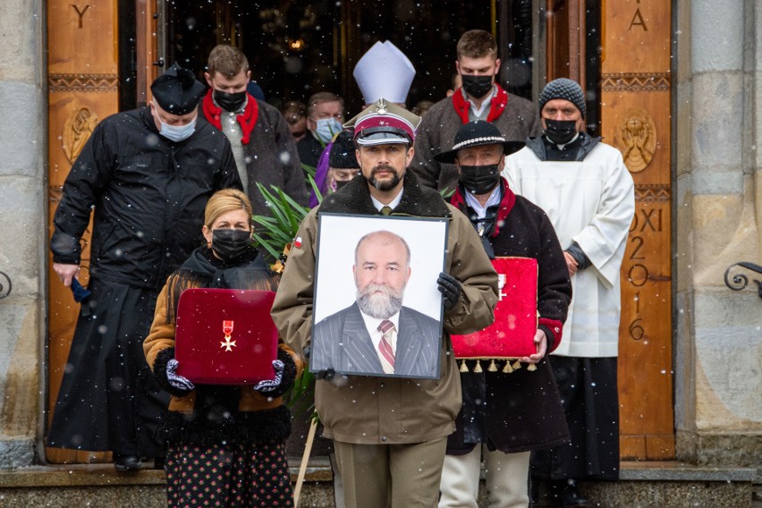 Zakopane. Pogrzeb Jerzego Zacharki - wicestarosty tatrzańskiego. Został pośmiertnie odznaczony Orderem Oficerskim Odrodzenia Polski 