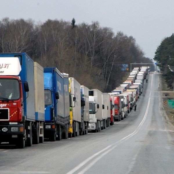 Kolejka ciężarówek stojących przed polsko-ukraińskim przejściem granicznym w Korczowej