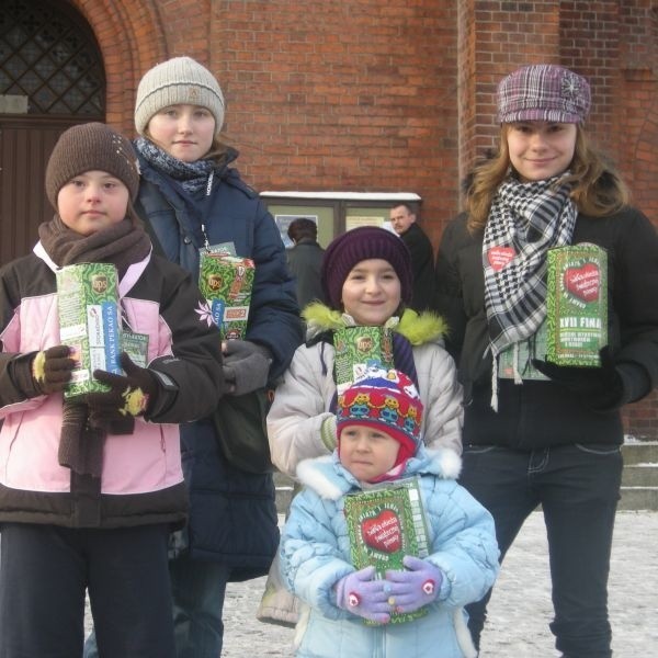 Najmłodsi wolontariusze w gminie Mogielnica, zbierali pieniądze przed miejscowym kościołem.