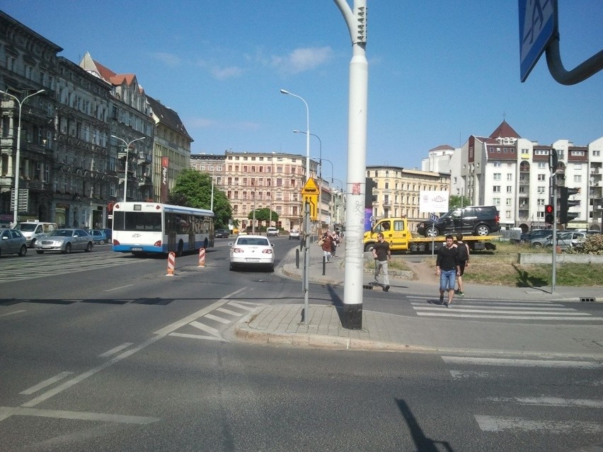 Wrocław: Wypadek autobusu MPK. Wjechał w niego land rover (ZDJĘCIA)