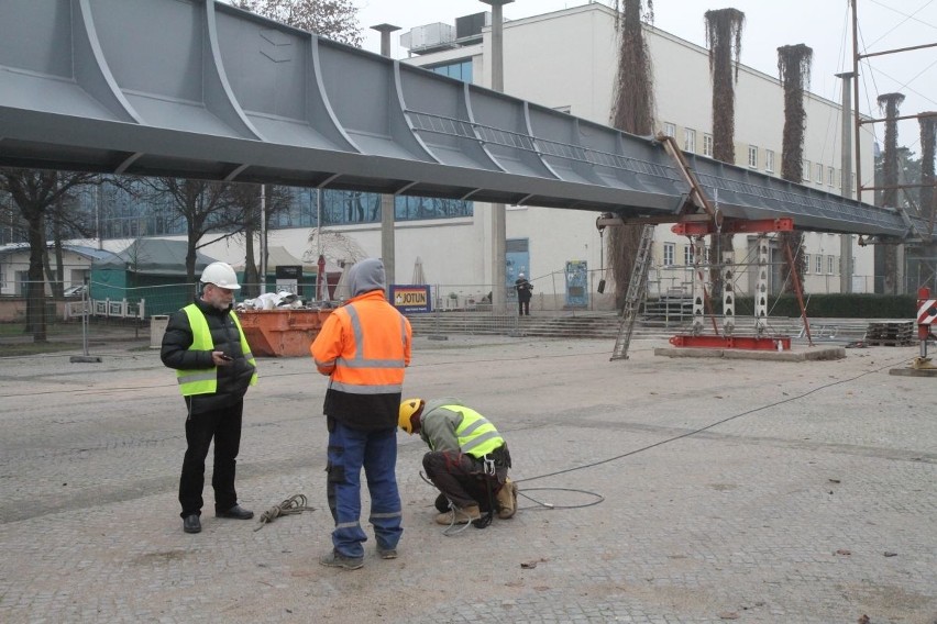 Chcą podnieść Iglicę. Ale liny są za krótkie