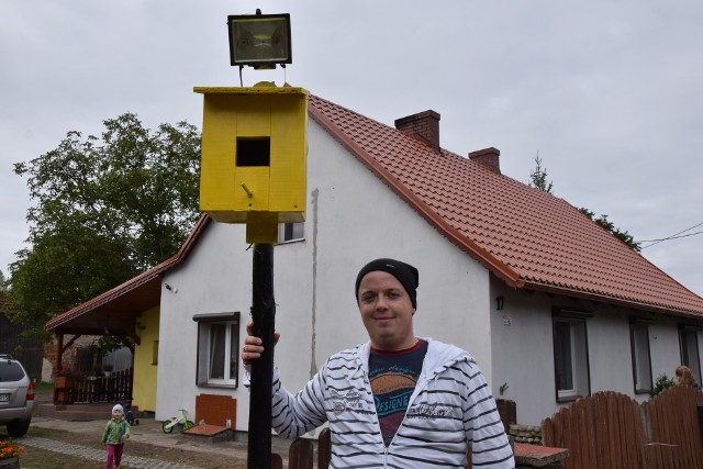 Sławocin. Mateusz Pachołek umocował budkę dla ptaków w widocznym miejscu na swojej posesji