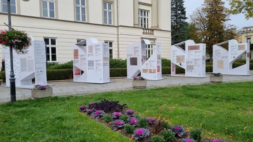 Archiwum Państwowe w Radomiu zaprasza na Plac Corazziego. Można obejrzeć wystawę plenerowa "Historia dokumentem pisana"