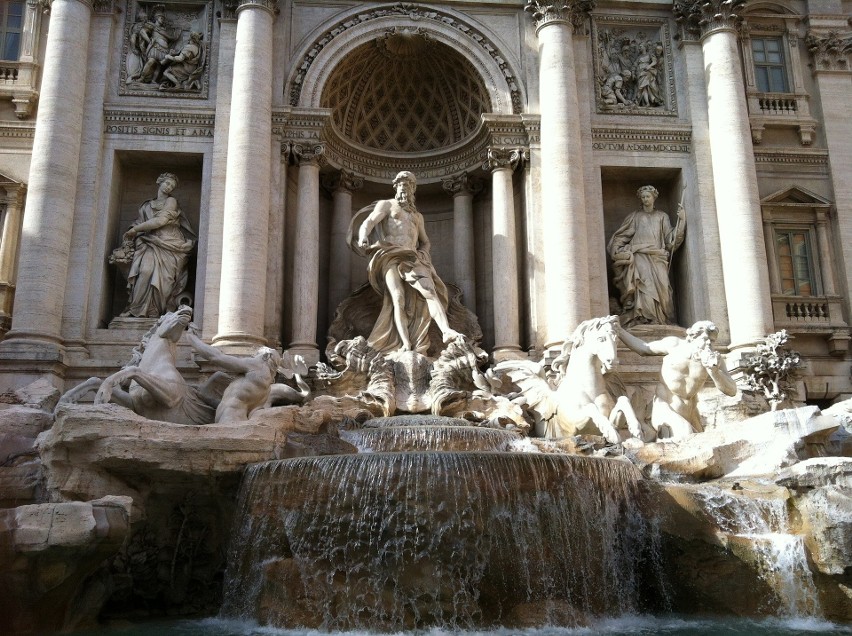Fontanna di Trevi to jedna z ikon Rzymu. Wzniesiono ją w...