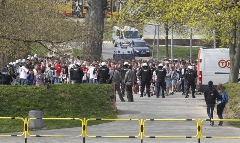 Pochód kibiców Resovii na derby Rzeszowa...