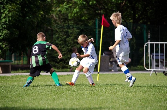 W poniedziałkowym, popołudniowym meczu dziewięciolatkowie z Bałtyckiej Akademii Futbolu Wilno (białe stroje) rozgromili rodaków z Wisińczy Solneczniki 9:0