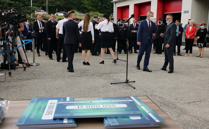 Premier Mateusz Morawiecki w Grudziądzu. Wręczał jednostkom OSP z Kujawsko-Pomorskiego promesy na nowe wozy strażackie [zdjęcia]