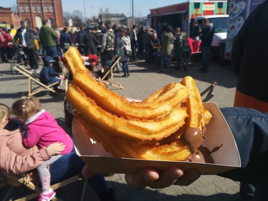 Pierwszy Festiwal Food Trucków w Pabianicach i tłumy smakoszy ZDJĘCIA
